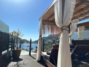 un auvent blanc sur une terrasse avec vue dans l'établissement Tango Studios, à Paleokastritsa 12 autres photos