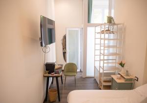 ボローニャにあるSaragozza Residenceのリビングルーム(テレビ付)、階段