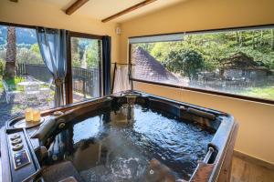 Una gran piscina de agua en una habitación con ventana en Chozos Rurales El Solitario, en Baños de Montemayor