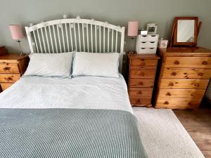 Säng eller sängar i ett rum på Large Country Farmhouse with Garden and Stream