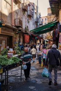 un grupo de personas caminando por un mercado al aire libre en BBX Palermo Centro, en Palermo
