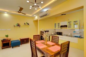 Köök või kööginurk majutusasutuses Luxe 2BHK 10min from GOI airport with Pool access