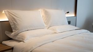 Postel nebo postele na pokoji v ubytování Yun Qi Hotel
