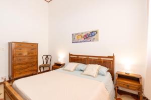 een slaapkamer met een bed en twee nachtkastjes en een dressoir bij Appartamento Silvana Trapani in Trapani