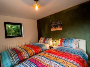 Duas camas sentadas uma ao lado da outra num quarto em Chy Glynn. Luxury lodge with hot tub and views. em St. Agnes
