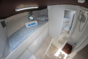 eine Aussicht auf ein kleines Zimmer in einem Boot in der Unterkunft Habitación marinería Boat Aloha in Barcelona