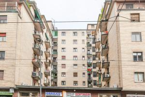 an apartment building with balconies on the side of it at Delizioso appartamento a pochi passi dal centro in Milan