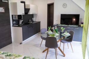 上拉德戈納的住宿－Apartmaji Živa，厨房以及带桌椅的用餐室。
