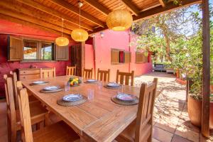 - une table à manger en bois avec des chaises dans l'établissement La Casa del Gamonal, à Santa Brígida