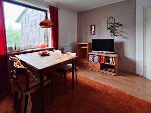 a living room with a table and a television at Monteurszimmer - Ruhig schlafen 