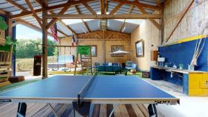 - une table de ping-pong dans le salon dans l'établissement Cornillières Maisonnettes 35 pers jacuzzi, jeux, à Tessy-sur-Vire