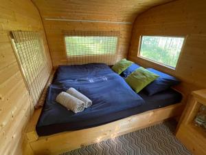 Postel nebo postele na pokoji v ubytování Wolfsden Vlčí doupě - karavan v přírodě