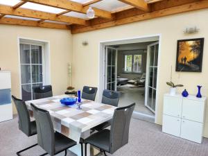 a dining room with a table and chairs at Ferienhaus Naturpur Chorin in Chorin