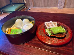 uma mesa de madeira com um recipiente de alimentos e um prato em gamo house - Vacation STAY 18292v em Sakaide