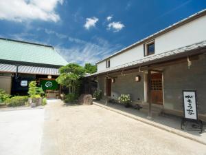 eine Gruppe von Gebäuden mit blauem Himmel im Hintergrund in der Unterkunft gamo house - Vacation STAY 18292v in Sakaide
