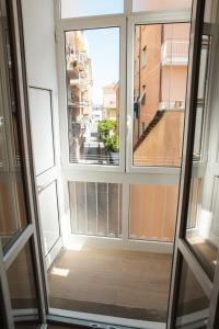 una stanza vuota con una grande finestra in un edificio di BnBina2: nel centro di Chiavari a Chiavari