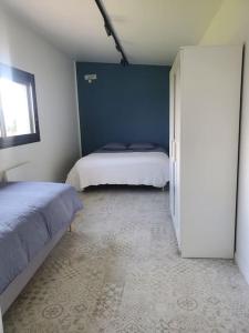 - une chambre avec 2 lits et une porte coulissante dans l'établissement L'ATELIER 5 couchages, à Malville