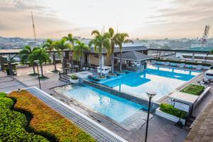 eine Aussicht auf den Pool eines Gebäudes in der Unterkunft L'Fisher Hotel Bacolod in Bacolod City