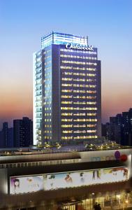 un edificio alto con un cartel encima en Oakwood Residence Shanghai en Shanghái