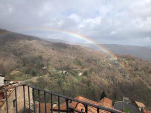 Ein Regenbogen über einem Berg in der Unterkunft Risveglio nel Borgo in San Donato di Ninea