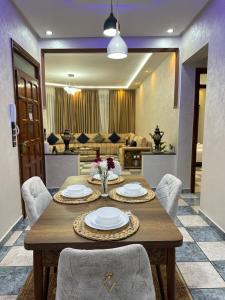 - une salle à manger avec une table et des chaises dans l'établissement IDGA appartement with panoramic view, à Chefchaouen