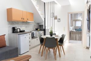 a kitchen and dining room with a table and chairs at Leaves & Waves in Stomio