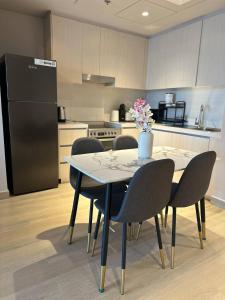 Kjøkken eller kjøkkenkrok på F1 Circuit View 1 Bd Apartment