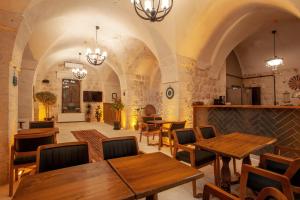 a dining room with wooden tables and chairs at Hakkı Bey Konağı in Savur
