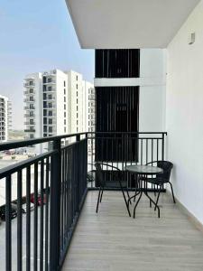 een balkon met een tafel en stoelen in een gebouw bij Yas Island 1br By Skyhomes in Abu Dhabi