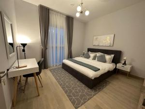 a hotel room with a bed and a desk and a bed sidx sidx sidx sidx at Elegant 1br With Partial Canal View At Yas Island in Abu Dhabi