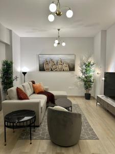 uma sala de estar com um sofá e uma televisão em Partial Canal View 1br Apartment Yas Island em Abu Dhabi