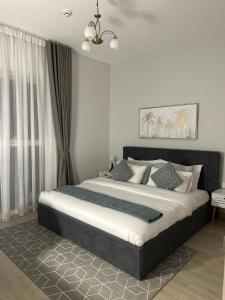 a bedroom with a large bed in a room at Elegant 1br With Partial Canal View At Yas Island in Abu Dhabi