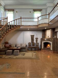 sala de estar con escalera y chimenea en Art's Family Guesthouse en Ereván