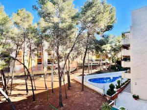 Piscina de la sau aproape de Apartamento con parking la Pineda Costa Dorada
