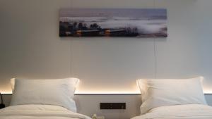 Postel nebo postele na pokoji v ubytování Yun Qi Hotel