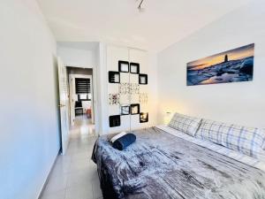 Un pat sau paturi într-o cameră la Apartamento con parking la Pineda Costa Dorada +26 fotografii