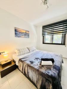 Un pat sau paturi într-o cameră la Apartamento con parking la Pineda Costa Dorada