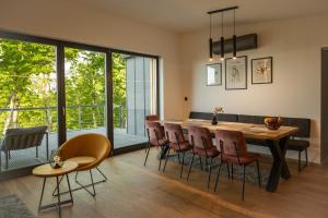 a dining room with a table and chairs at DOG HILL Apartman in Dunabogdány