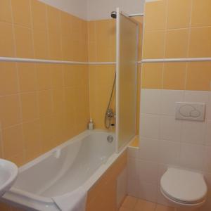 Un baño de Hotel Smaragd