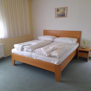 Una cama o camas en una habitación de Hotel Smaragd