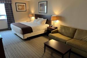 pokój hotelowy z łóżkiem i kanapą w obiekcie Ramada by Wyndham London w mieście London