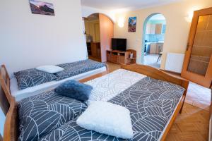 1 dormitorio con 2 camas y sala de estar en APARTMA JAKOPIČ, en Zgornje Gorje
