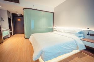 Postel nebo postele na pokoji v ubytování Yun Qi Hotel