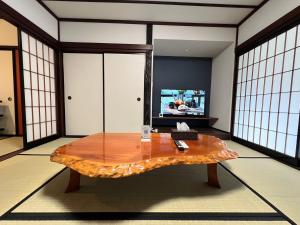 TV i/ili multimedijalni sistem u objektu あざみ庵山中温泉