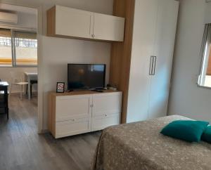 ein Schlafzimmer mit einem Flachbild-TV auf einer Kommode in der Unterkunft Apartamento una habitación supercéntrico in Torremolinos