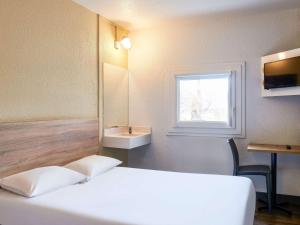 Postel nebo postele na pokoji v ubytování hotelF1 Avignon Nord