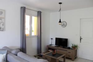 TV a/nebo společenská místnost v ubytování Cottage Villa Peylon