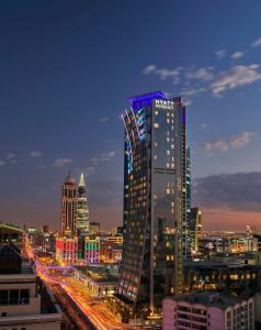 vistas a una ciudad por la noche con edificios en Hyatt Regency Riyadh Olaya en Riad