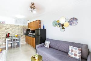 a living room with a couch and a kitchen at Alohe Puertorico View in Puerto Rico de Gran Canaria