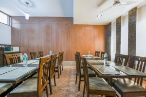 Un restaurante u otro lugar para comer en Hotel Exotica Leisure Valley, Gurgaon 25 fotos más